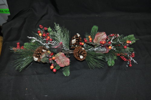 Arrangement de sapin et cocotte.